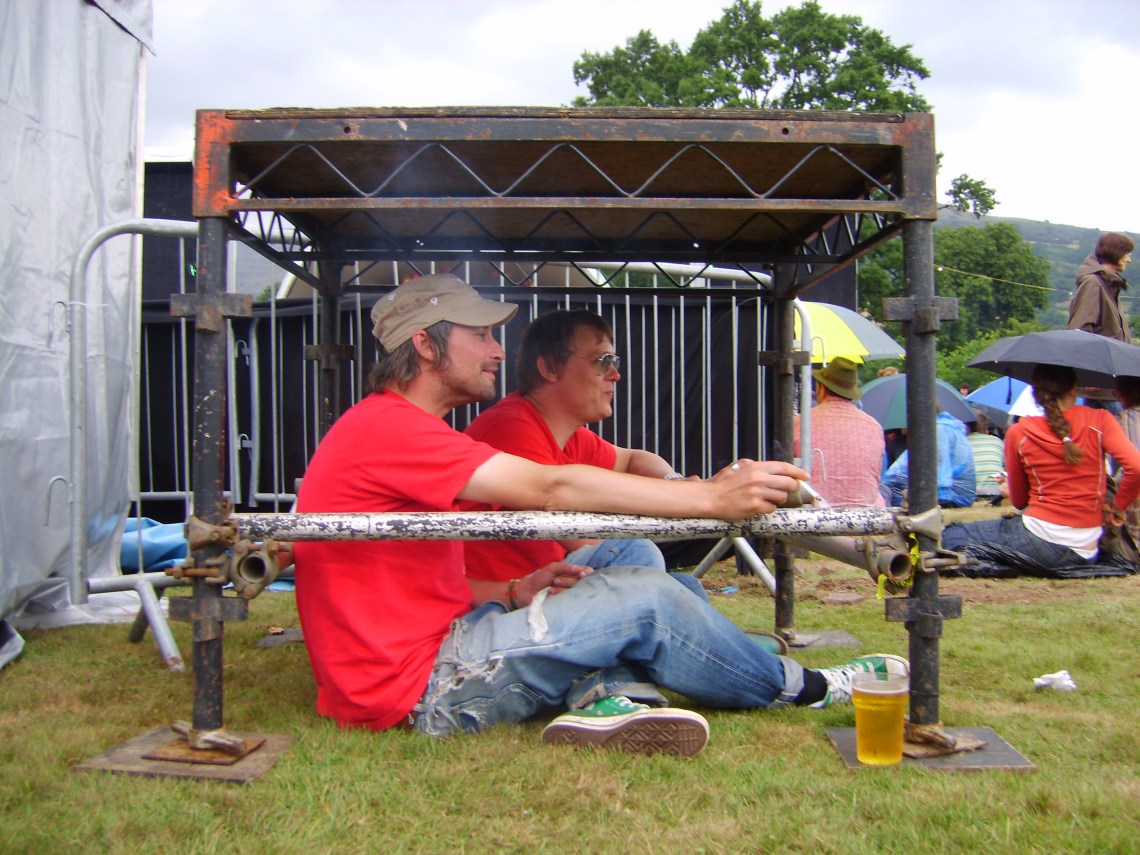 Green Man 2006 - hiding from the rain